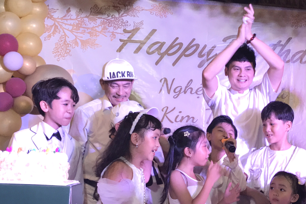 NSƯT Kim Tiểu Long mừng sinh nhật ấm áp