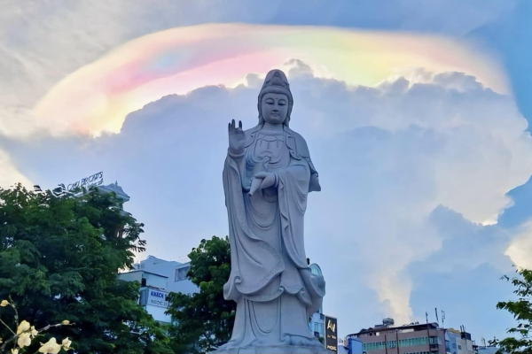 Mây ngũ sắc trên bầu trời Thành Phố Hồ Chí Minh ngày 12 tháng 5