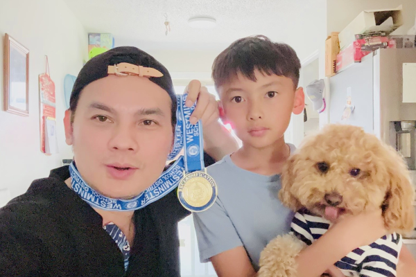 Phước Giovanni Trương tặng quà ba Kim Tiểu Long nhân ngày của cha