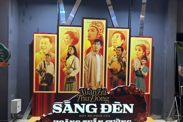 Sáng đèn dời ngày công diễn