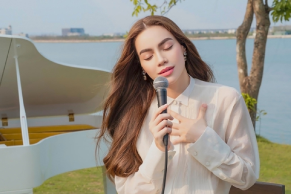 Hà Hồ long lanh giản đơn mà sang trọng