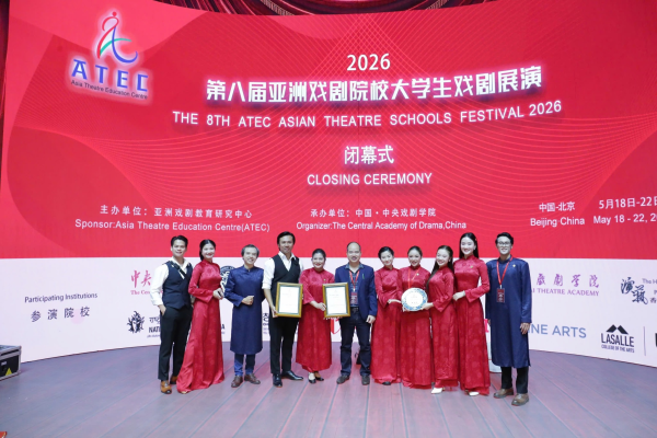 LIÊN HOAN SÂN KHẤU ATEC 2026: VỞ DIỄN PYGMALION CỦA TRƯỜNG ĐẠI HỌC SÂN KHẤU - ĐIỆN ẢNH HÀ NỘI ĐẠT GIẢI VỞ DIỄN XUẤT SẮC